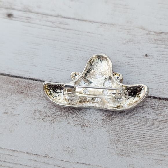 Vintage Brooch - Red Hat with Purple Bow - One Missing Gem - Picture 4 of 5